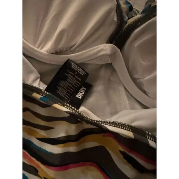 DKNY Printed Ruffled Tummy Control One Piece Swimsuit‎ US 6 - Picture 8 of 9